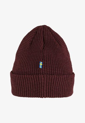 Burgundská pletená čepice s ribbenou texturou, na přední straně se nachází malá švédská vlajka. Manžetový design zvyšuje pohodlí a teplo.