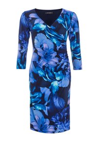Robe fleuri avec un fond marine, présentant des motifs de fleurs bleues et violettes, un décolleté en V et des manches longues. Détails froncés sur le côté.