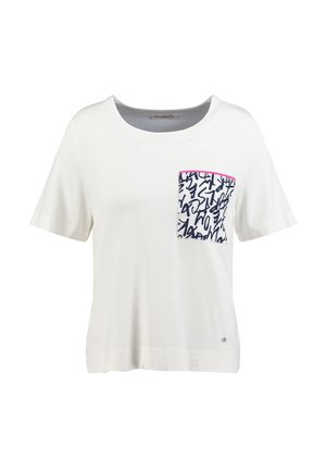 Wit shirt met korte mouwen, ronde halslijn en een voorvak met marineblauwe abstracte letters en roze rand.