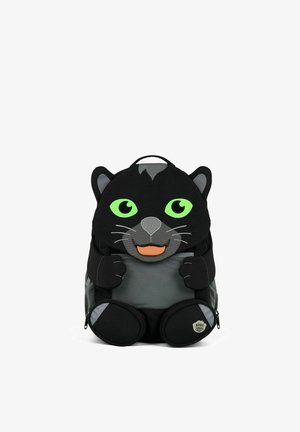 Schwarzer und grauer Rucksack in Form einer Katze, mit grünen Augen, einem orangefarbenen Mund und runden Pfoten mit Reißverschluss-Taschen. Weicher Textil-Look.