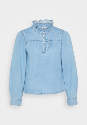 Lichtblauwe denim blouse met een geschulpte kraag, knoopsluiting aan de voorkant en lange mouwen. Heeft gathered details en een zachte textuur.