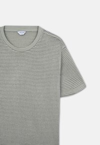 T-shirt a maniche corte in grigio chiaro, in maglia a nido d'ape, con scollatura arrotondata e una sottile texture orizzontale.