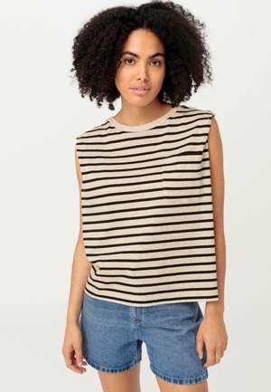 Gestreepte mouwloze top in beige en zwart, met een ronde hals en een borstzak, gecombineerd met blauwe denim shorts. Gladde katoenen textuur.