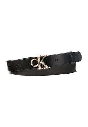 Ceinture en cuir noir avec boucle logo CK dorée et plusieurs trous d'ajustement, roulée proprement sur fond blanc.