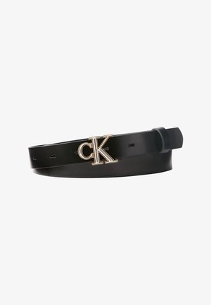 Ceinture en cuir noir avec boucle logo CK dorée et plusieurs trous d'ajustement, roulée proprement sur fond blanc.