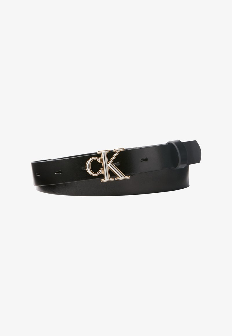 Ceinture en cuir noir avec boucle logo CK dorée et plusieurs trous d'ajustement, roulée proprement sur fond blanc.