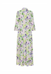 Vestido maxi floral em rosa pastel, com padrões de flores verdes e roxas. Manga longa e frente abotoada, feito de um tecido leve.