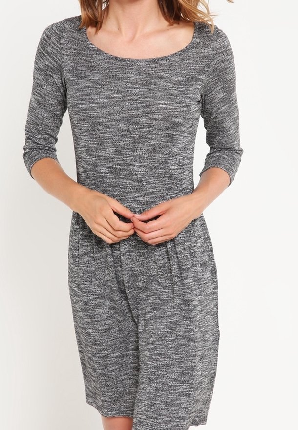 Szara dzianinowa sukienka z dekoltem w łódkę, rękawami do połowy łokcia oraz marszczonym pasem, charakteryzująca się swobodnym, luźnym krojem i miękką fakturą.