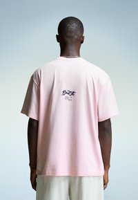 Bershka SHORT SLEEVE - Nyomott mintás póló - light pink