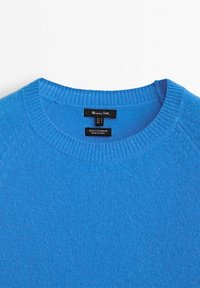 Maglione in cashmere blu con scollo rotondo e rifiniture a coste. L'etichetta interna presenta dettagli sulla taglia e sul materiale. Texture morbida, finitura liscia.