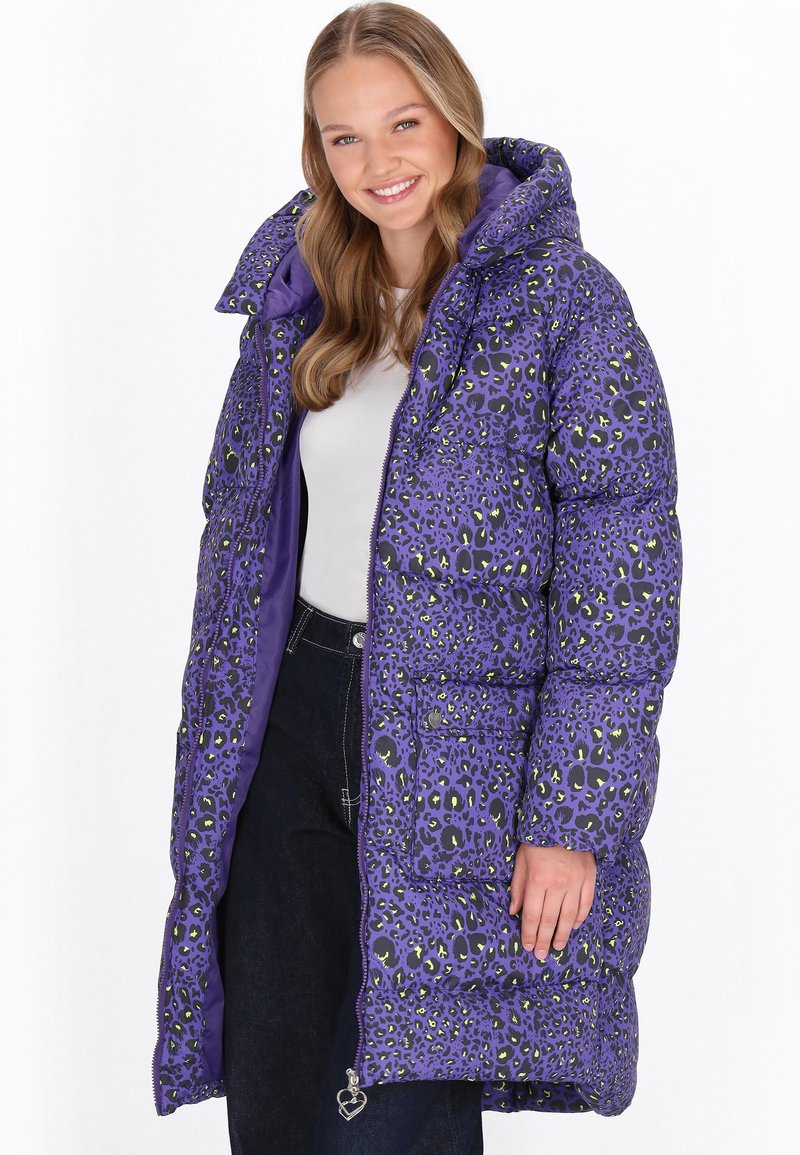 Lila Steppjacke mit Leopardenmuster in Schwarz und grünen Akzenten, ausgestattet mit Kapuze, Reißverschluss und Seitentaschen.