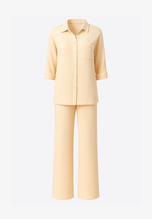 Lysegult to-delt sæt med en skjorte med knapper og en lomme samt løstsiddende bukser, begge i tekstureret stof.