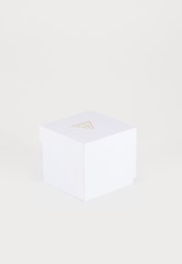 Weißer quadratischer Geschenkkarton mit strukturiertem Finish und einem goldenen dreieckigen Logo auf dem Deckel. Einfaches Design mit einem klappbaren Deckel.