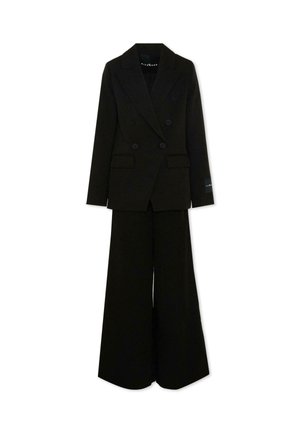 Czarna dwurzędowa marynarka z szerokimi klapami, zestawiona z dopasowanymi, wysokim stanem, szerokimi spodniami o szerokich nogawkach na białym tle.