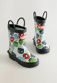 Bottes de pluie en caoutchouc avec un arrière-plan gris arborant des visages colorés de super-héros Marvel. Semelles et accents noirs, avec des poignées à l'arrière.