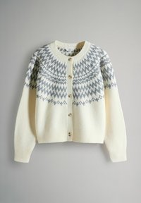 Beżowy sweter z dzianiny, okrągłym dekoltem, szarymi geometrycznymi wzorami na ramionach, pięcioma guzikami oraz ściągaczami na mankietach i u dołu.