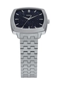 Montre carrée en argent avec un cadran texturé, un fond bleu nuit étoilé, des aiguilles argentées et un bracelet en maille métallique à motif. Comprend des maillons rectangulaires.