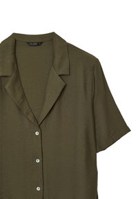 Camicia a maniche corte di colore verde oliva con colletto rilassato, realizzata in tessuto leggero. Presenta bottoni frontali e una texture liscia.