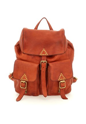Zaino in pelle marrone con due tasche frontali, borchie dorate a forma di triangolo e chiusure con fibbie su sfondo bianco.