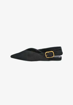 Zapato plano negro tipo slingback con puntera puntiaguda, textura de ante y hebilla dorada en la correa lateral.