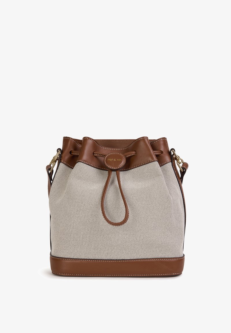 Borsa a secchiello in mesh beige con dettagli in pelle marrone, chiusura a cordoncino e dettagli in metallo dorato. Finitura cucita lungo la base.