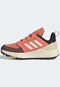 adidas Terrex TERREX TRAILMAKER RAIN.RDY HIKING - Zapatillas de senderismo - white coral gold coloured