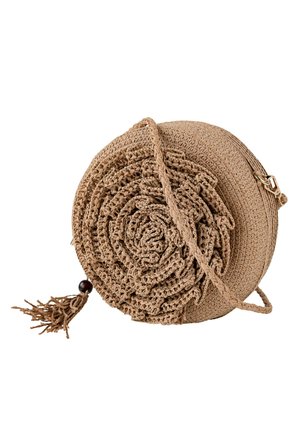 Bolso redondo beige tejido con un diseño en forma de rosa en la parte frontal, superficie texturizada y una correa larga, con un fleco adornado con una cuenta.