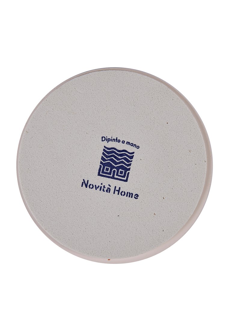 Runder, weißer Keramikteller mit strukturierter Oberfläche; verfügt über ein blaues Druckdesign mit dem Text "Dipinto a mano" und "Novità Home."