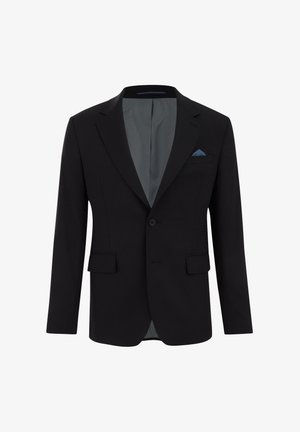 Schwarze Blazer mit Revers, zwei vorderen Taschen und einer Brusttasche, die ein blau gemustertes Taschentuch enthält; glatter Stoff mit taillierter Passform.