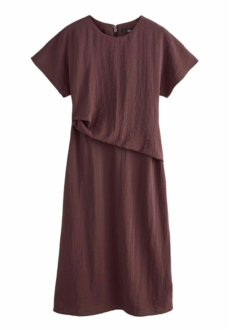 Abito bordeaux con maniche corte, scollo a barca, design frontale a strati e tessuto texturizzato. Presenta una chiusura con cerniera sul retro.