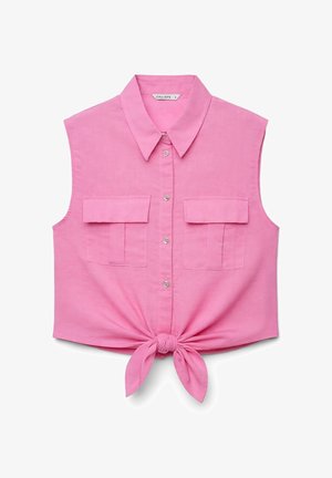 Chemise sans manches rose avec col, deux poches poitrine et un nœud à l'avant au niveau de l'ourlet.