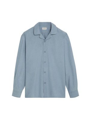 Camisa azul claro de manga larga con botones, cuello clásico y puños abotonados, mostrada sobre un fondo blanco liso.