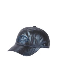 Casquette de baseball brillante bleu foncé avec une visière courbée et un logo en patch ovale indiquant "Von Dutch" sur le panneau avant.