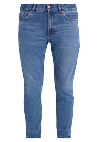 Vaaleansiniset farkut, joissa on slim fit -leikkaus, kevyttä kulutusta, viisi taskua ja kuparinväriset metalliosat.