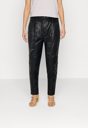 Pantalons en cuir noir avec une coupe décontractée, présentant une taille ceinturée et un léger éclat. Texture lisse avec un détaillage minimal.