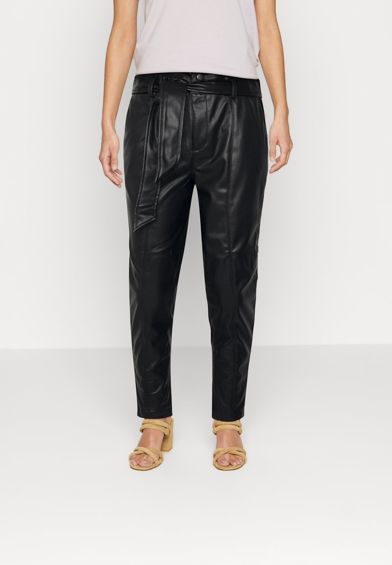 Zwarte leren broek met een relaxte pasvorm, voorzien van een riem taille en een lichte glans. Glad textuur met minimale detailing.