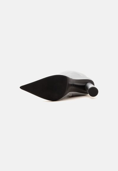 Chaussure à talon haut à semelle noire et bout pointu, avec un talon cylindrique, montrée allongée sur le côté sur un fond clair uni.