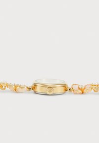 Reloj de oro con una esfera redonda, acentos de perlas y motivos de mariposa en rosa. Presenta una pulsera en tonos plateado y dorado con detalles decorativos.