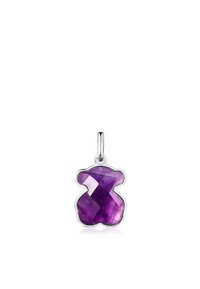 Pendente a forma di orso in ametista viola con una texture sfaccettata, incastonato in argento lucido. Anello per attacco nella parte superiore.