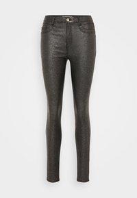 Černé džíny s vysokým pasem a lesklým, strukturovaným povrchem. Vyznačují se slim fit, pěti kapsami a předním zapínáním na knoflík.