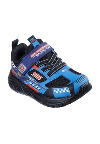Zapatilla deportiva azul con parte superior de malla negra, correa ajustable y suela de goma. Presenta un diseño inspirado en carreras con acentos rojos y blancos, y un patrón de cuadros.