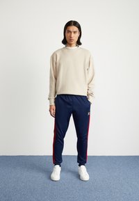 adidas Originals SST TP - Treniņtērpa apakšdaļas - night indigo/better scarlet