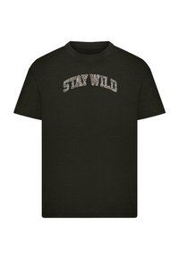 Juodas medvilninis marškinėliai trumpomis rankovėmis. Pirmą pusę dekoruoja užrašas "STAY WILD" leopardų raštu per krūtinę, išlenktame dizaine.