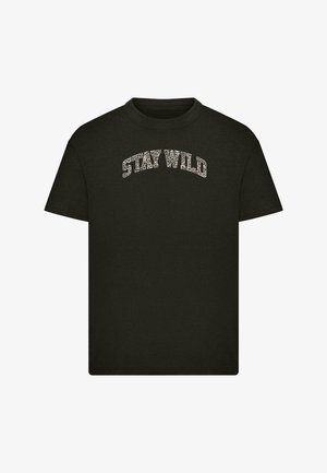 Sort bomulds t-shirt med korte ærmer. Har teksten "STAY WILD" i leopardmønster på tværs af brystet i et buet design.