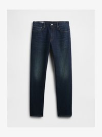 Vaqueros de mezclilla azul oscuro con corte recto, que cuentan con cinco bolsillos, un cierre de botón y un ligero desvanecimiento en los muslos. Detalle de costura clásica.