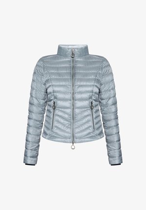Hellblaue, wattierte Jacke mit hohem Kragen, durchgehendem Frontreißverschluss und zwei Reißverschlusstaschen. Mit gesteppten horizontalen und diagonalen Mustern.