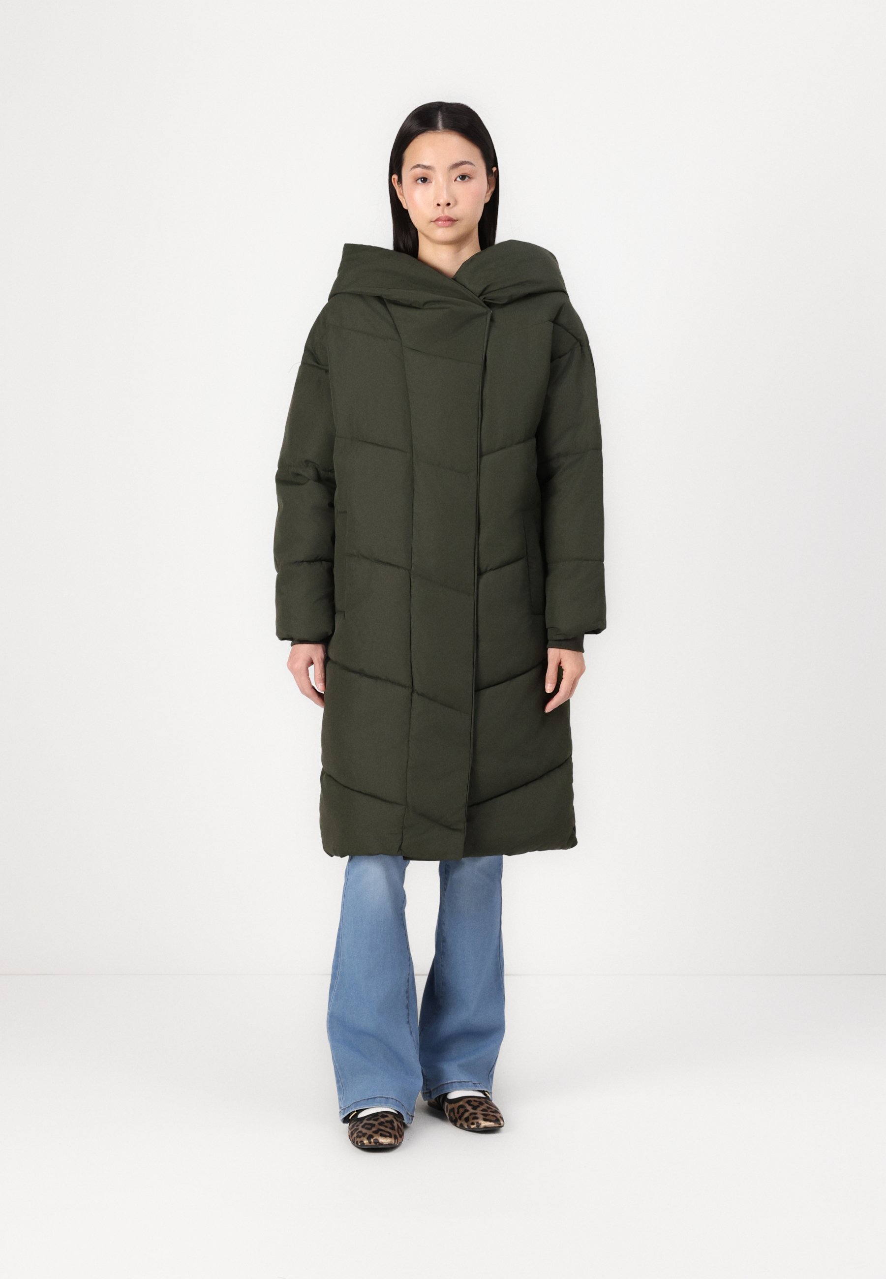 Noisy May NMSKY L/S LONG COATED JACKET, Giacca Invernale Lunga Per Donna, Colore Verde, Vestibilità Normale, Stile Streetwear