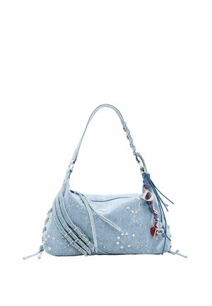 Lyseblå denim skuldertaske med sølvnitter, flettet rem, tre spænder på siden og dekorative kvaster med røde og sølvfarvede charms.