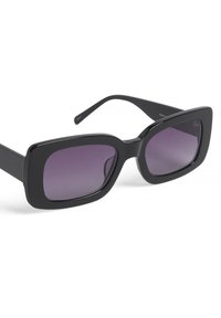 Črne oversized sončne očala z gradientnimi vijoličastimi lečami, pravokotni okvir in gladka plastična tekstura. Tanke, ravne ročice z minimalnim blagovno znamko.