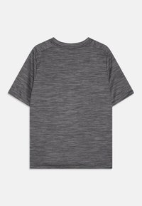 Γκρι κοντομάνικο μπλουζάκι με υφή, σε χρώμα του κοτλέ, με χαλαρή γραμμή και κυκλικό λαιμόκοψη. Η πίσω πλευρά δείχνει απλό σχέδιο.